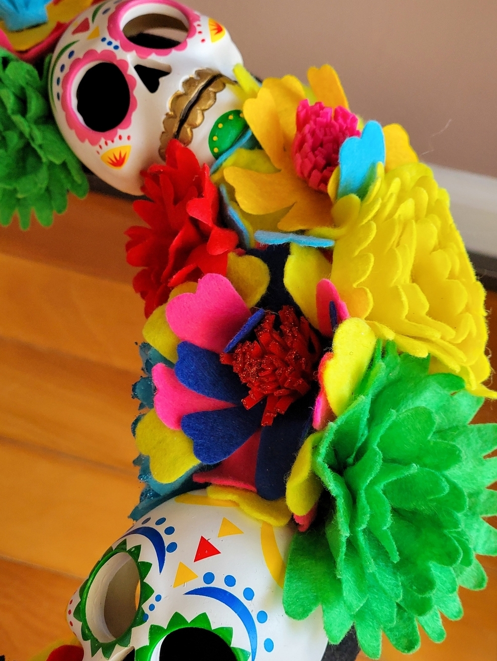 Día de los Muertos (Day of the Dead) Wreath Mexican Holiday Felt Flowers Skulls - Picture 7 of 9